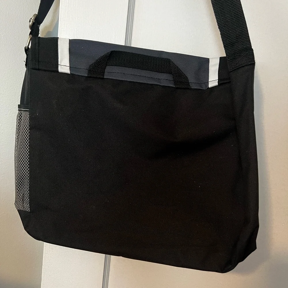 The Economist Messenger‎ Bag Peace Love Understanding 16